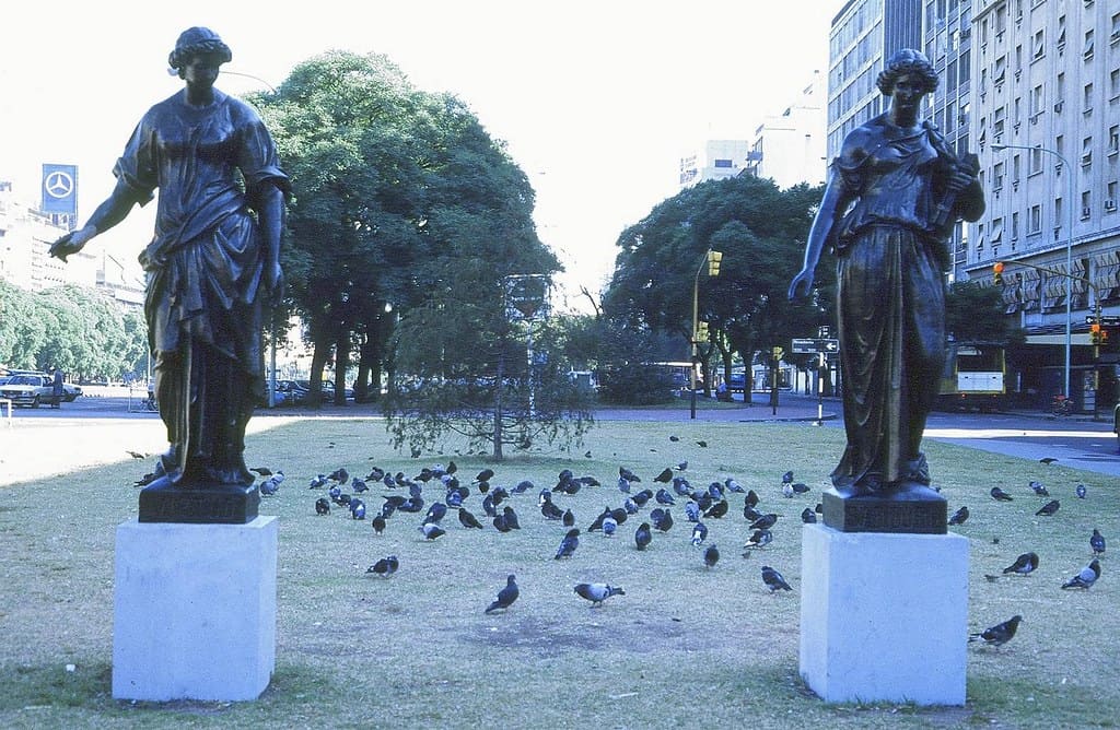 Estátuas na Plaza de Mayo