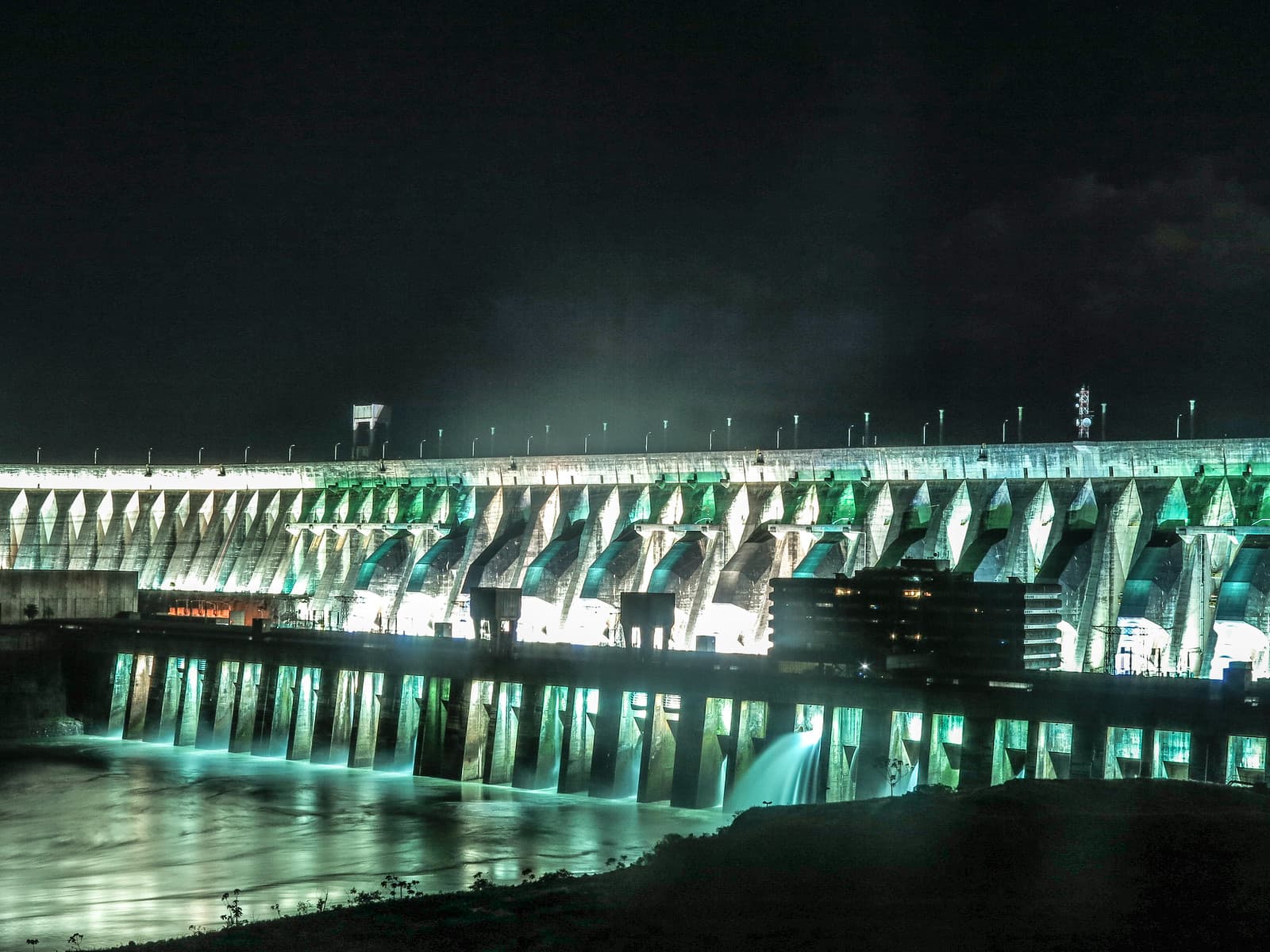 Barragem de Itaipu a noite