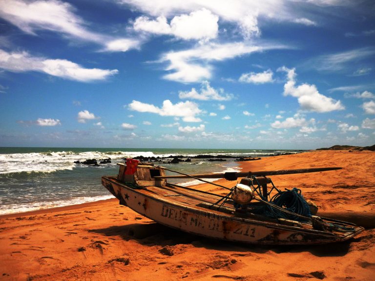 jangada em praia de natal em junho