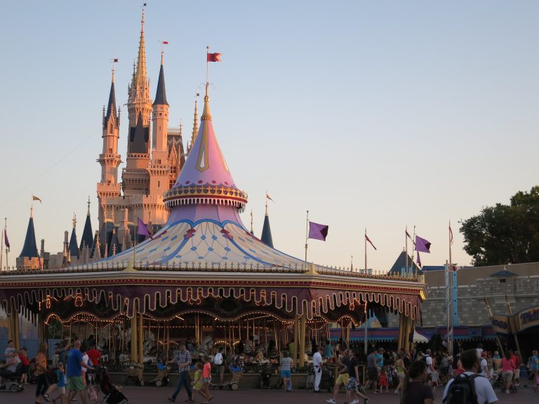 carrossel na disney com castelo ao fundo