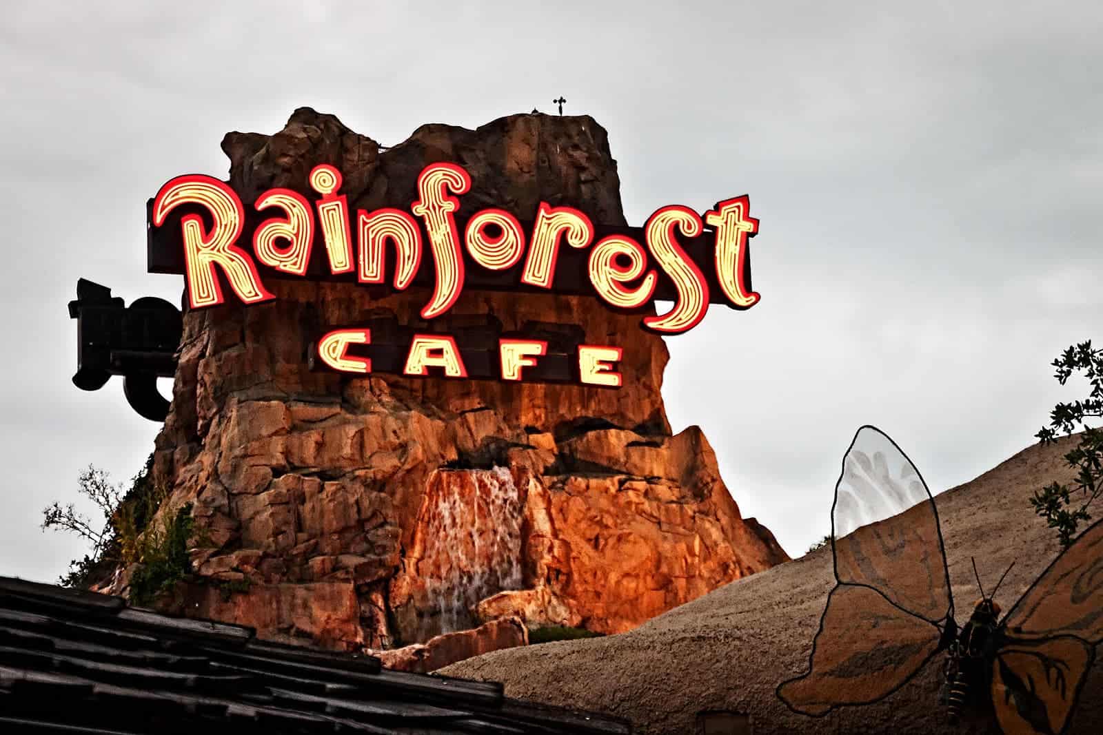 rainforest café com vulcão e letreio visto de frente